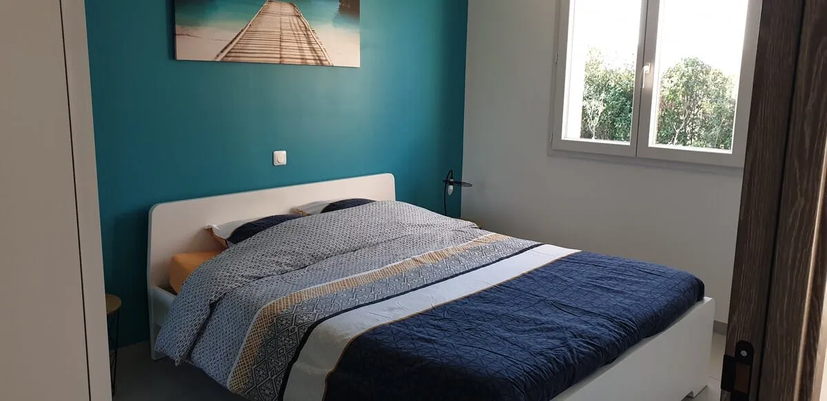 Vue d'ensemble de la chambre parentale, lumineuse et reposante