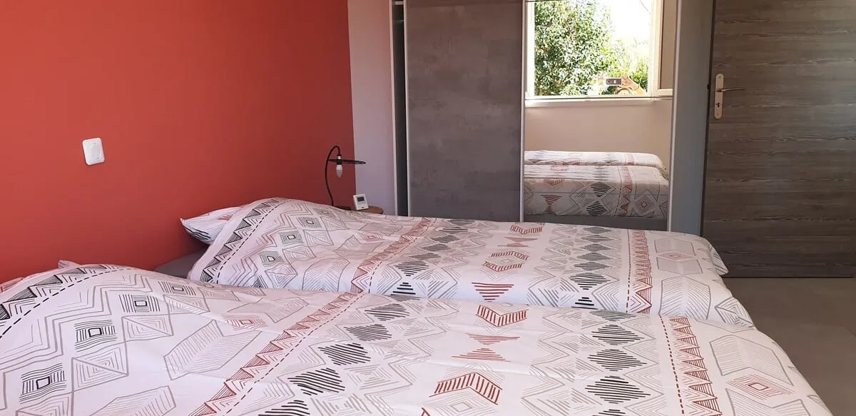 Deuxième chambre avec lits assemblés en grand lit double