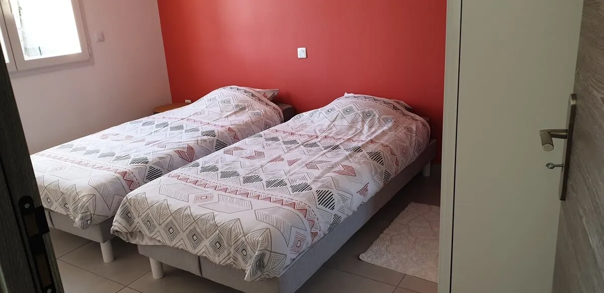 Deuxième chambre avec deux lits simples 90×200 cm