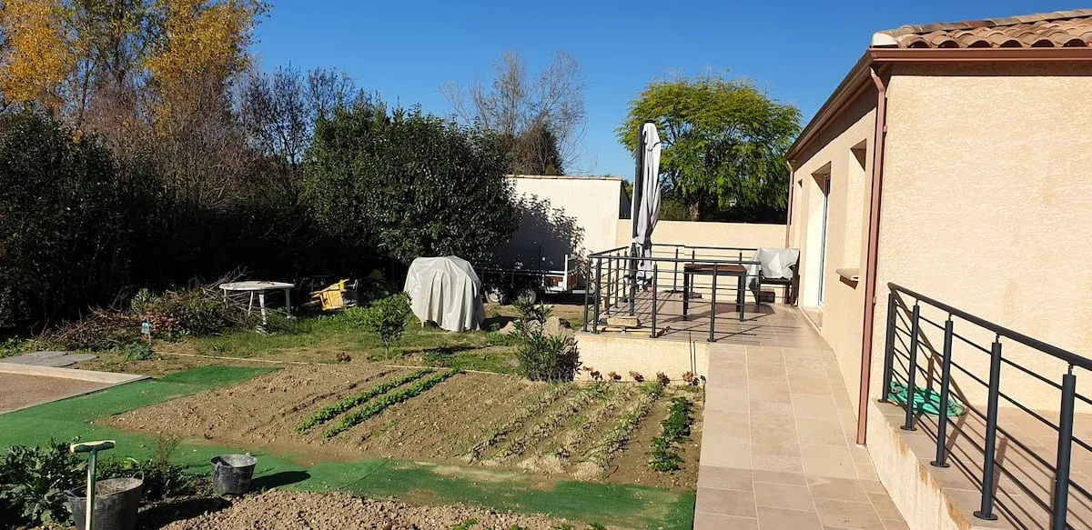 Jardin et terrasse de la maison sous le soleil méditerranéen